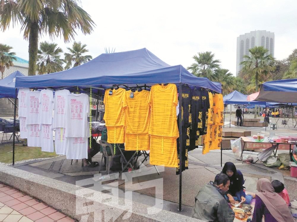 不少小贩周五已在国家清真寺附近摆设档口，售卖集会周边产品。