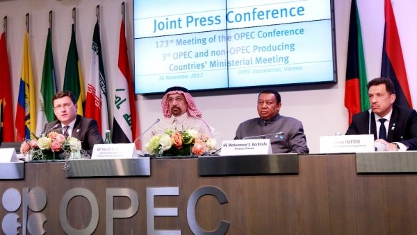 OPEC部长级会议以及OPEC和俄罗斯等10个非OPEC产油国部长级会议，周四在奥地利维也纳举行。左起为俄罗斯能源部长诺瓦克、担任OPEC轮值主席的沙地石油部长法利赫和OPEC秘书长巴尔金多，出席新闻发布会。