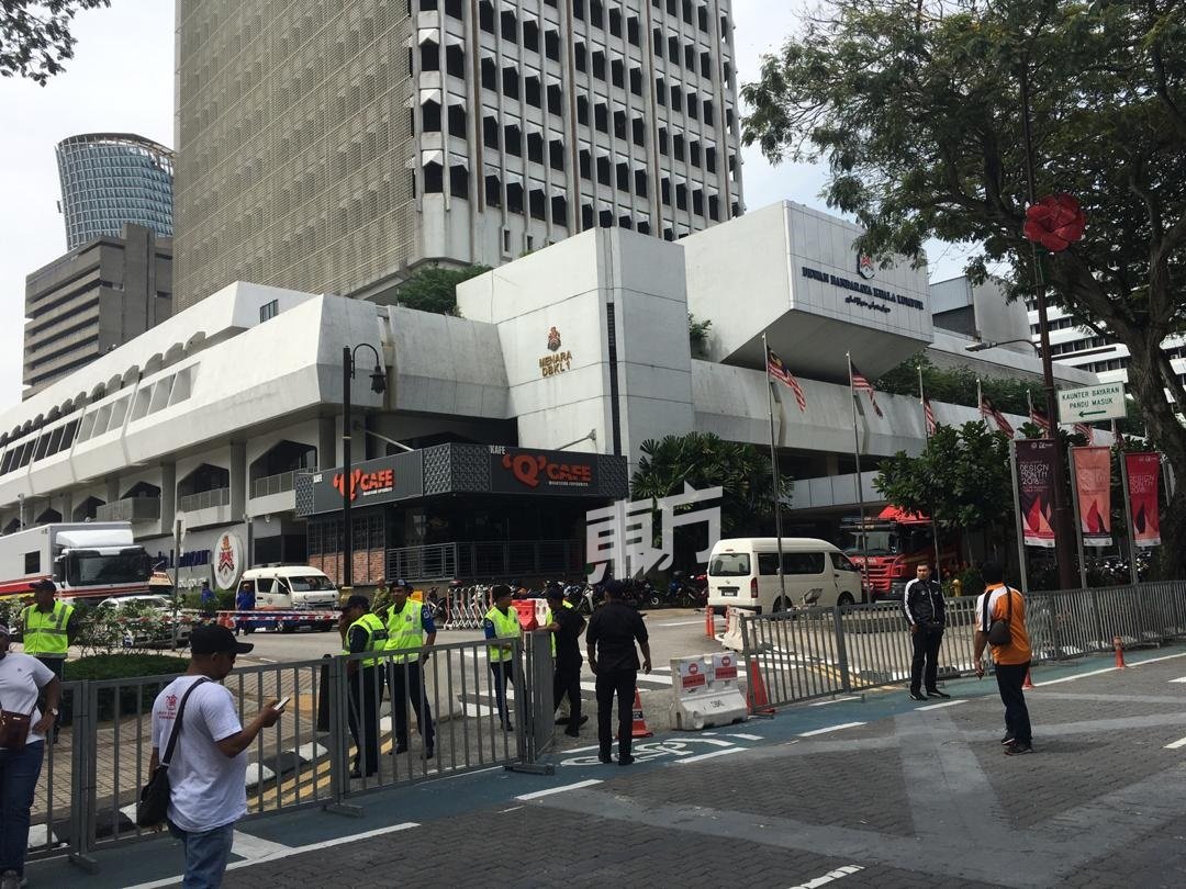 警方封锁吉隆坡市政局大厦范围。（摄影：黄良儒）
