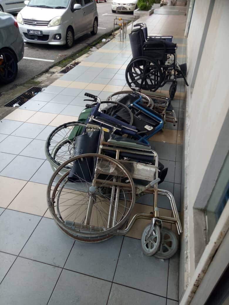 洗肾中心外放置的轮椅遭轿车撞倒，令负责人担心类似事件威胁病人的安全。