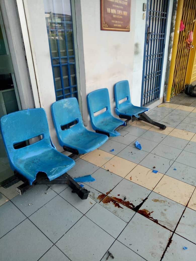 洗肾中心外安置的等候椅遭撞及后损坏。