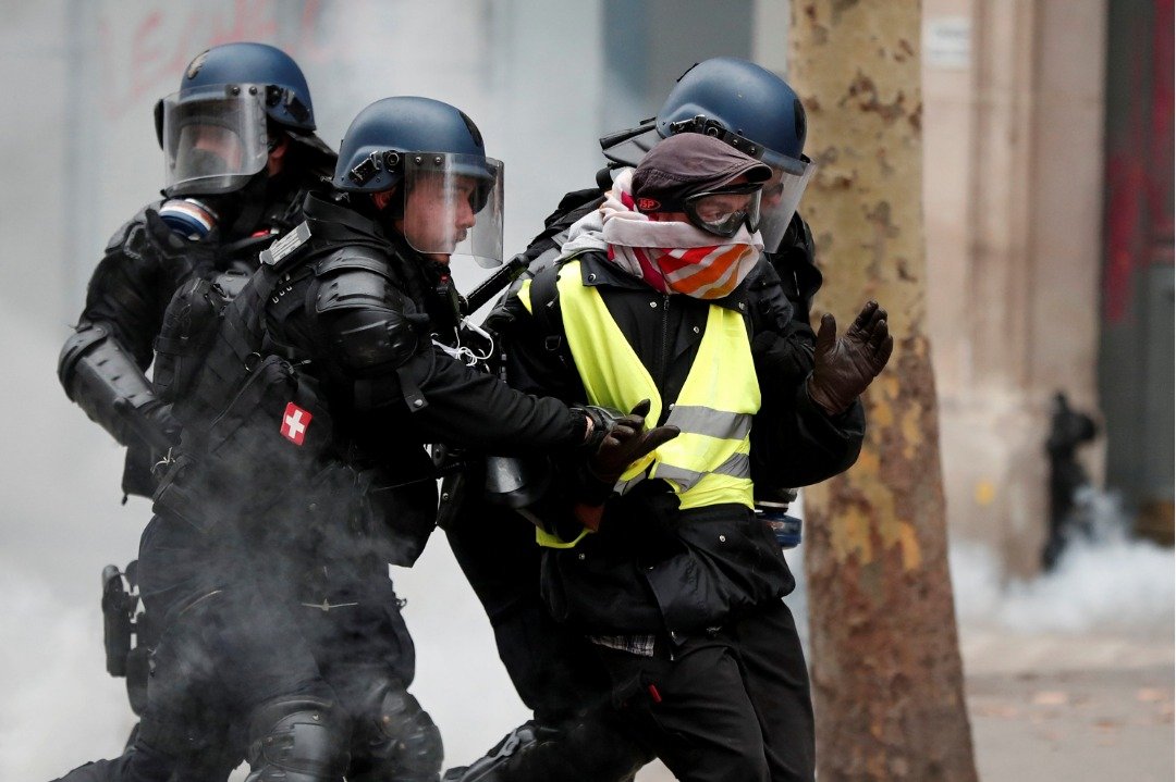 3名法国防暴警察于周六的黄背心示威运动中，在街上逮捕了一名示威者。据悉，法国周六有超过1300名示威者遭到逮捕。