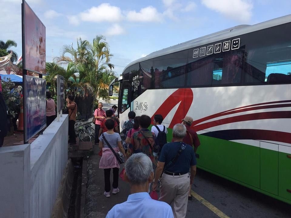 旅巴不允许停放在宝山亭路旁，只可让游客上下车。