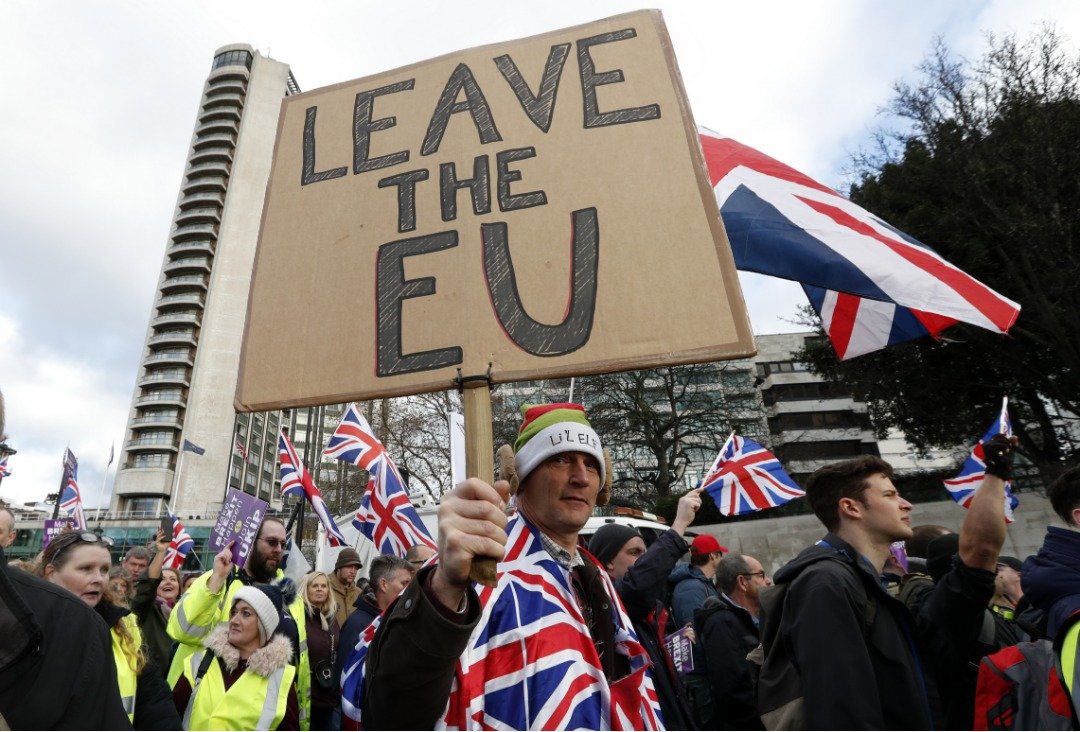 英国国会周二将表决，决定特丽莎梅政府与欧盟达成的脱欧协议的生死。支持脱欧的民众，当地时间周日走上伦敦街头参与游行。