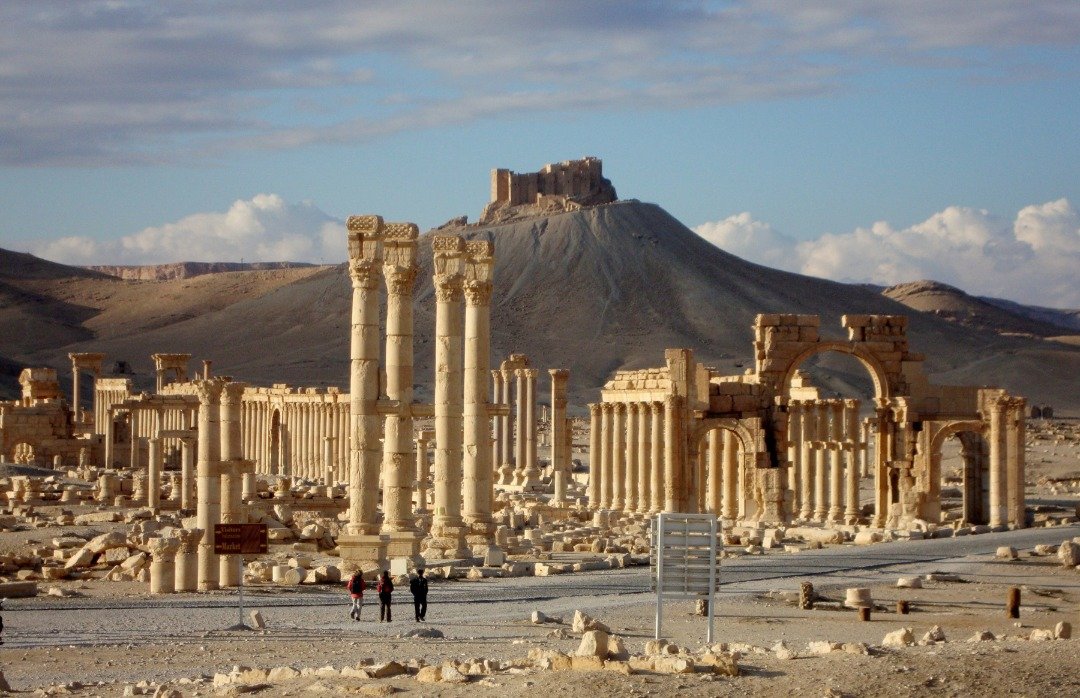 巴尔米拉古城遗址，是叙利亚境内的古城，素有“沙漠新娘”之称。其古老的神庙、磅礡的凯旋门、高耸伫立的石柱，仿佛在提醒著世人它昔日的光辉。然而，这座古城在2015年遭恐怖分子大肆破坏，造成诸多文物均遭毁损。