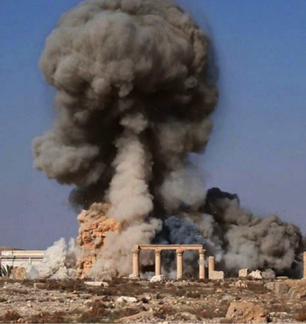 恐怖组织“伊斯兰国”（IS）于2015年8月25日，在网上公布了这张图片。他们使用爆炸物，炸毁了巴尔米拉古城中的“巴尔-夏明神庙”，现场升起了滚滚浓烟。