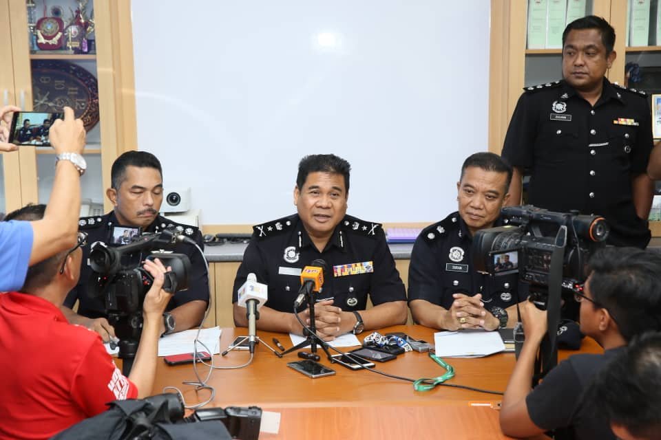亚雅（左2）指警方将传召爆炸物制造商问话，以调查后者与死者迪亚嘉拉詹是否有任何商业关系。左是莫哈末阿里。
