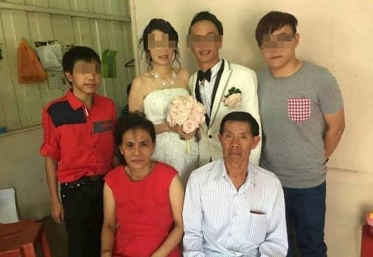 死者叶春梅（坐者左起）及伤者张玉华于3年前在孩子婚礼上所拍摄的全家福。