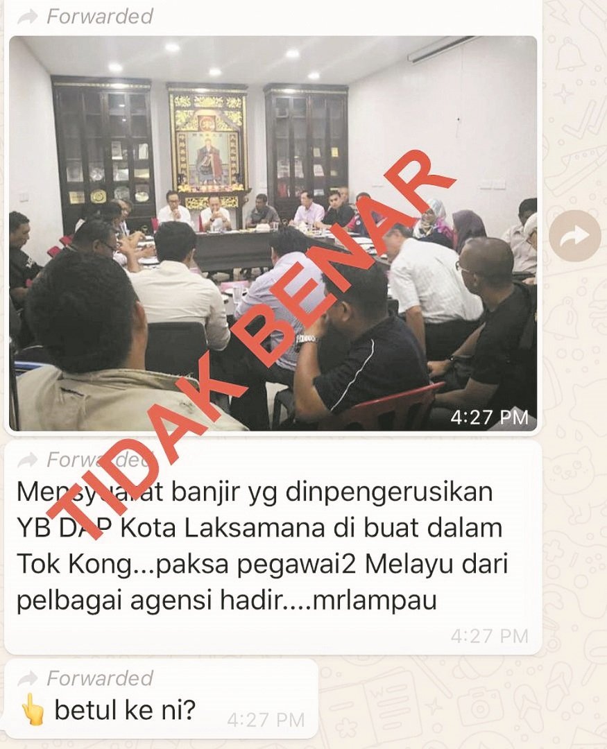 社交媒体与WhatsApp群组流传一张指穆斯林官员被强迫进入神庙里开会的图片。