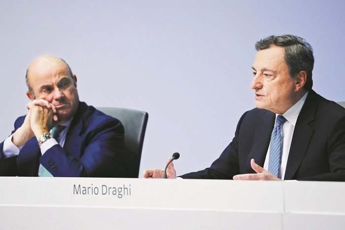 德拉吉（右）表示，欧元区经济风险正在恶化。