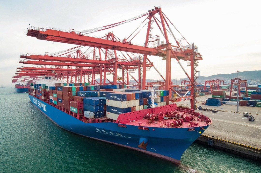 中美贸易战引发外界对中国经济发展的忧虑，但随著中美相继在关税措施上让步，贸易战有了缓解的迹象。这是一艘货柜船，停在中国山东省青岛市的港口。