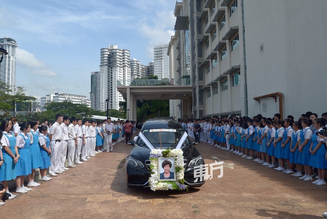 载送魏瑞玉灵柩的车辆在坤成中学短暂停留，供师生及校友敬礼送别。