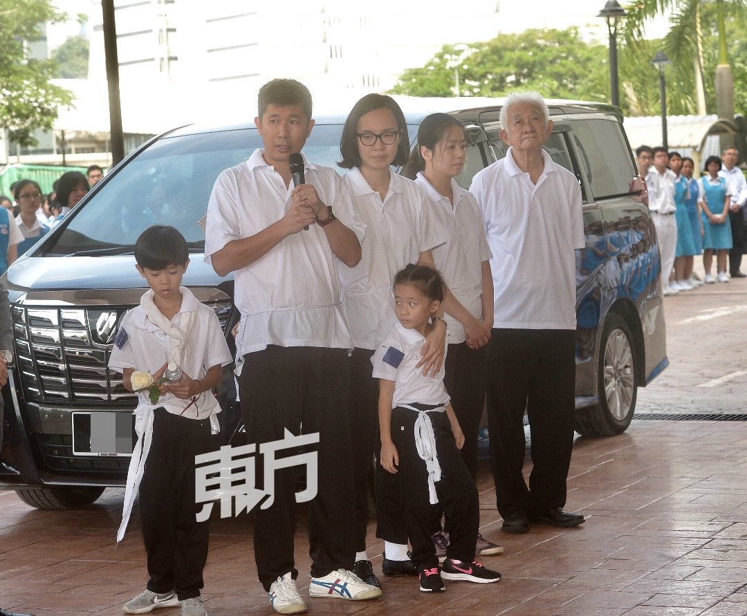 魏瑞玉儿子陈如栋(左)代表家属，感谢坤成中学让母亲实现对教育的理想。
