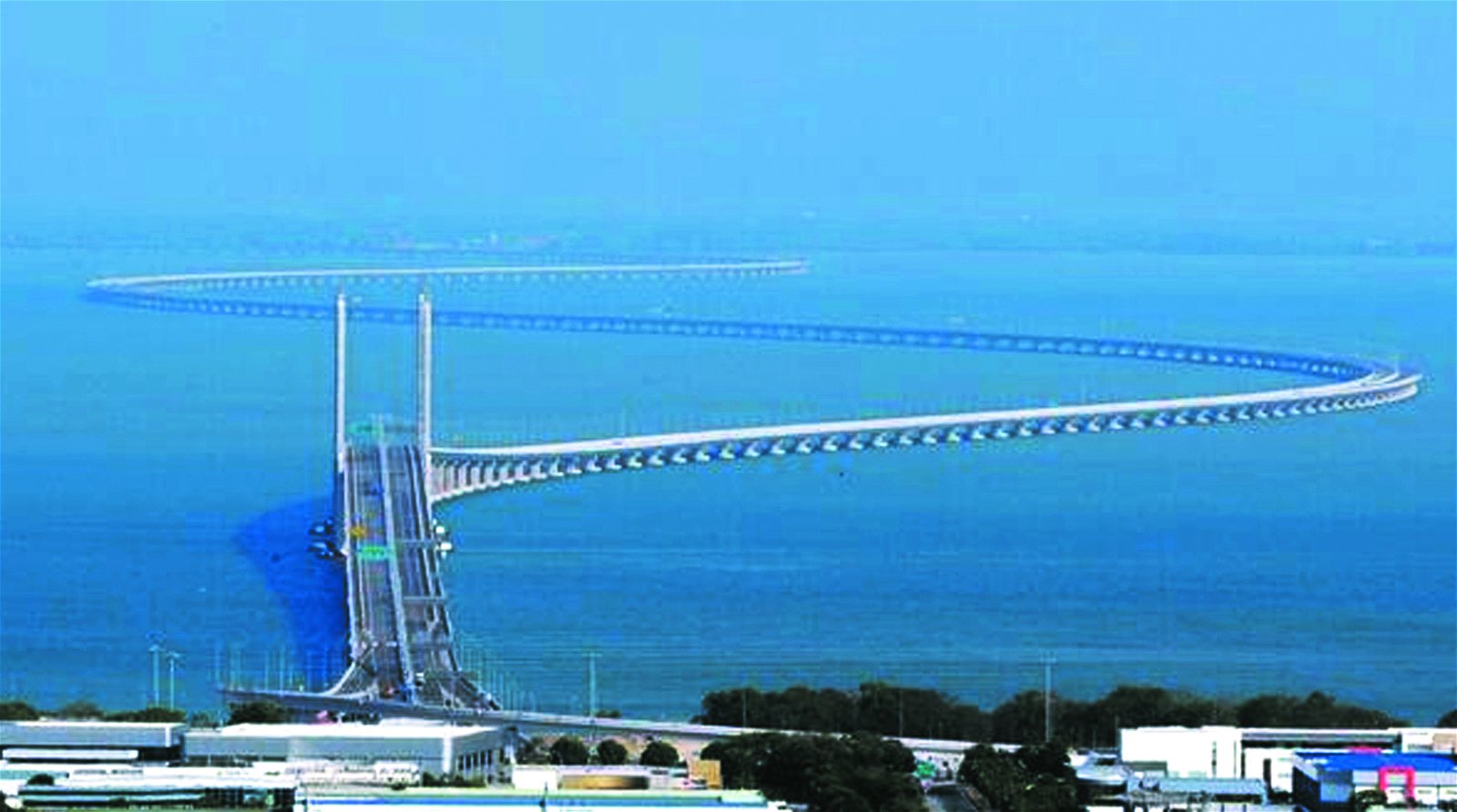 槟城第二大桥（也称苏丹阿都哈林大桥）全长24公里，当 中在海上的路段为16.9公里，这也是大马及东南亚最长的 跨海长桥。该桥采用的防震设计，可抵御7.5级地震。 这个耗资45亿令吉的工程，是在2006年举行动土礼，并在 2014年3月1日正式启用。 目前，每天约有逾2万辆交通工具（单向），使用槟城第 二大桥。