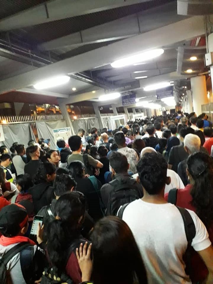 网民分享照片显示，新加坡关卡步行通关处出现“塞人”情况。