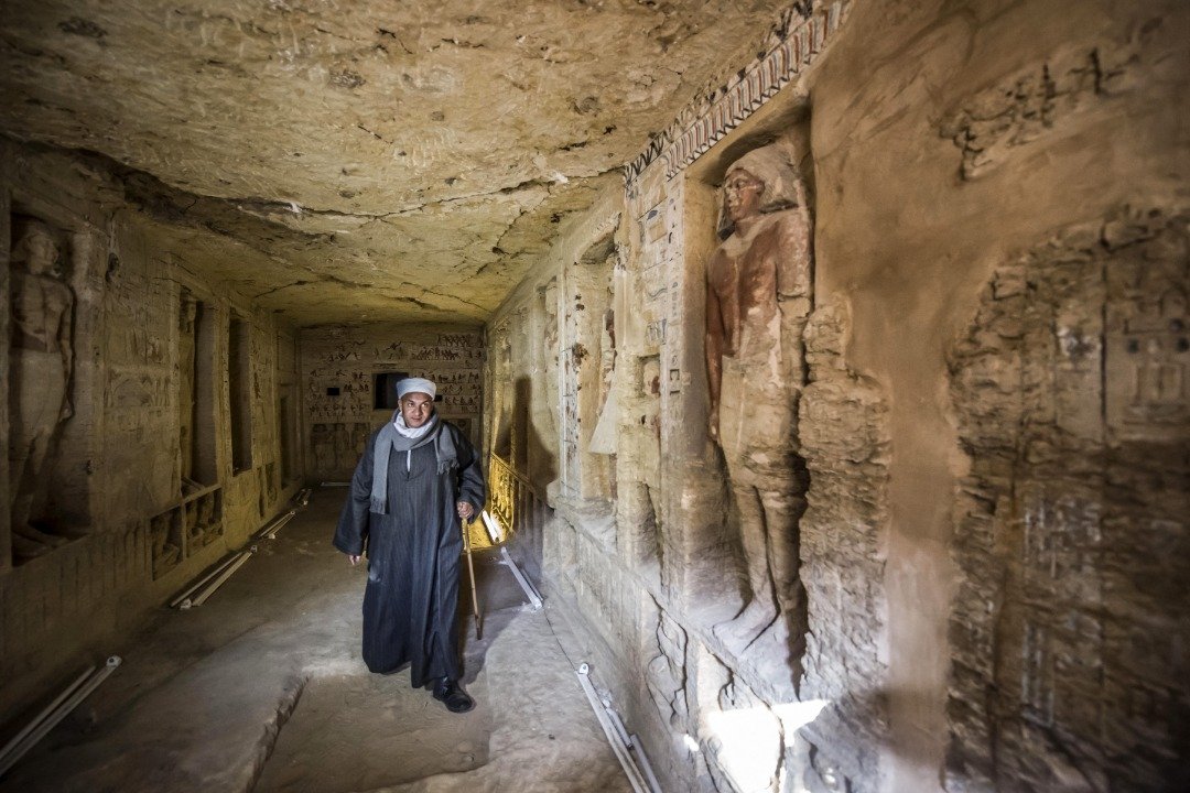 遗址挖掘监管人员阿布多，走进墓葬遗址的一处墓道，地上放了一些照明的灯管。埃及最高文物委员会当局称，由于墓葬没遭到掠夺，因此文物均保存良好，是“数十年来绝无仅有”的。
