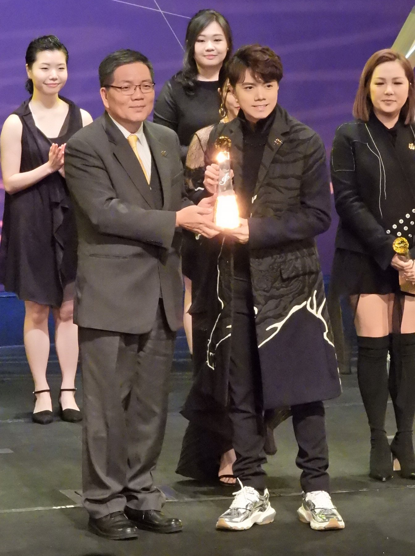 张敬轩在“十大中文金曲奖”中获得3个大奖，并透露明年将会有饮食生意的计划。