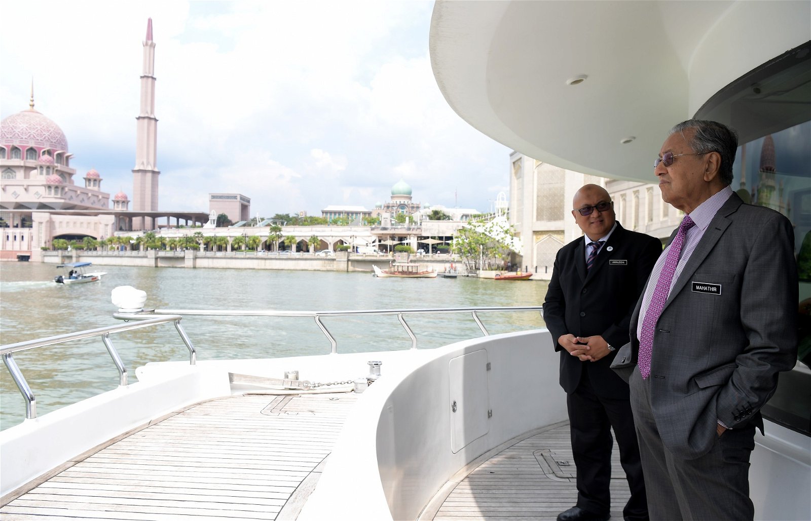 首相敦马哈迪（右）在Sebarau游轮上与内阁部长共进午餐，并欣赏布城的美景。