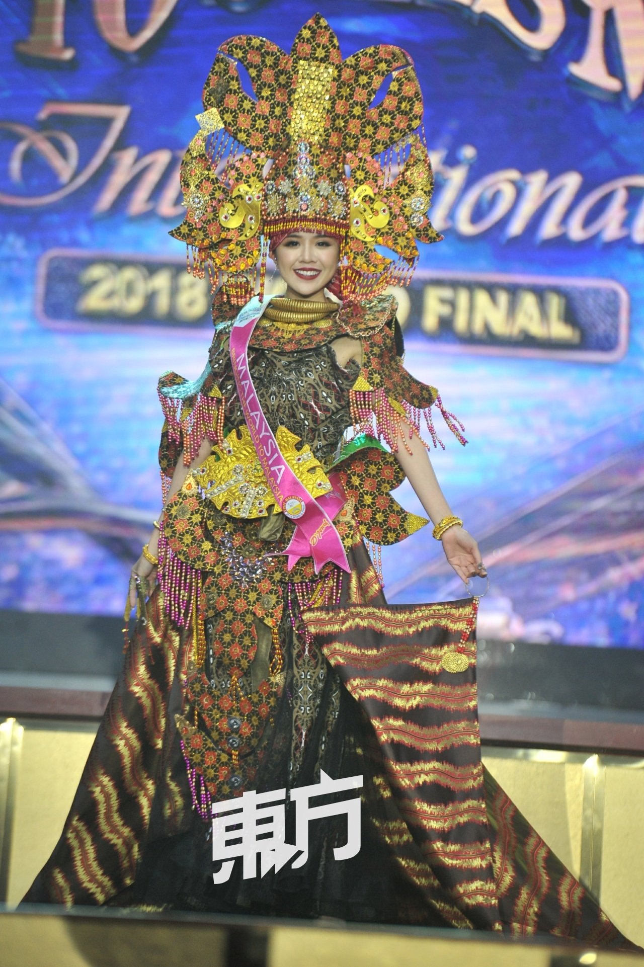 马来西亚佳丽黄静莹身穿民族服装走秀，更荣获《最佳民族服装》殊荣。