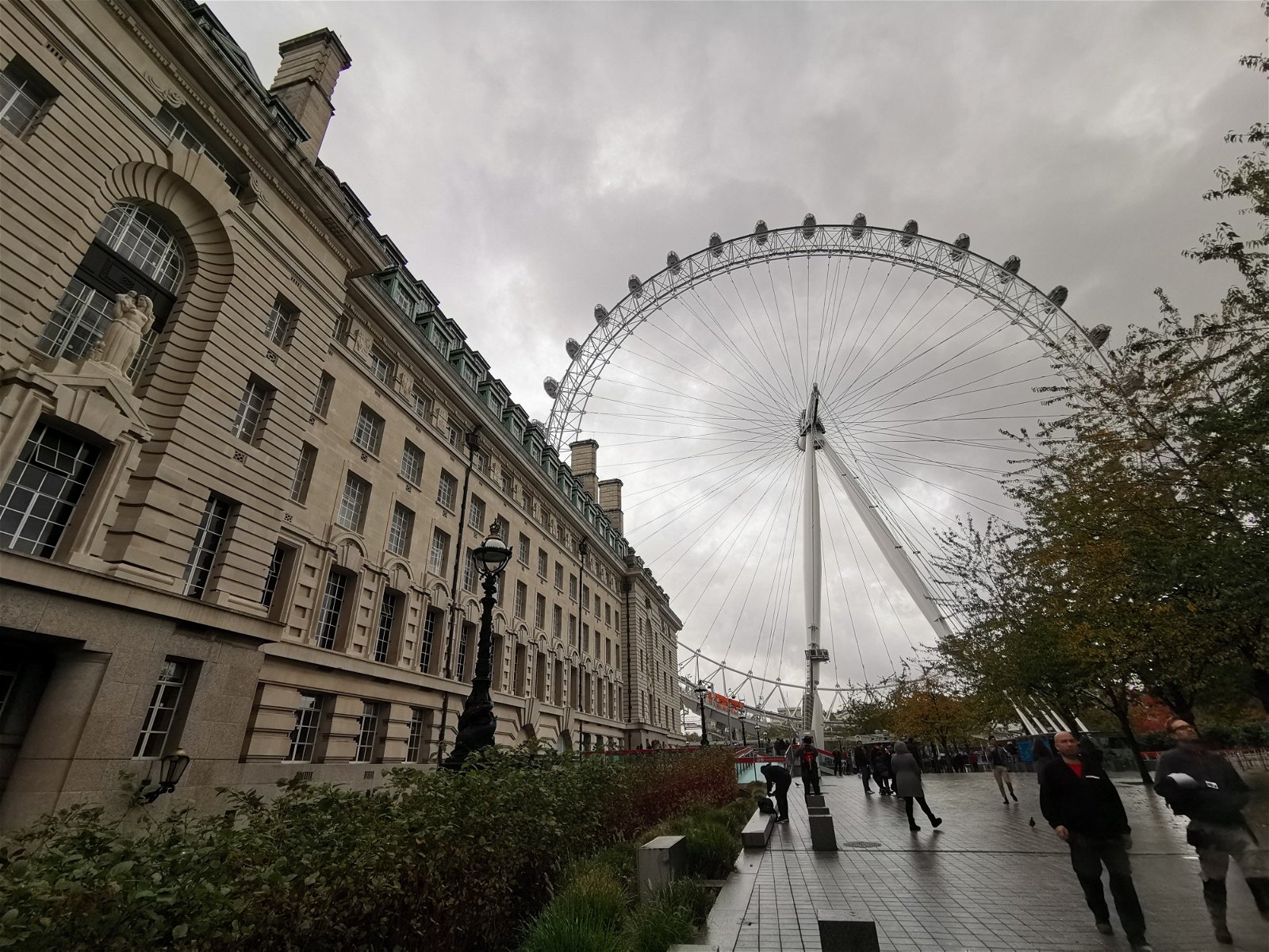 Mate 20 Pro 超广角拍摄伦敦眼。