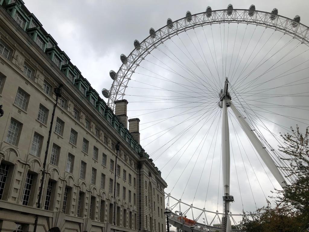 iPhone X 拍摄伦敦眼。