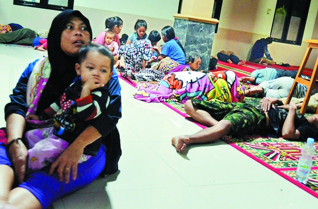 周六晚上海啸发生后，万丹省板底兰的灾民紧急撤离到当地一座清真寺避难。
