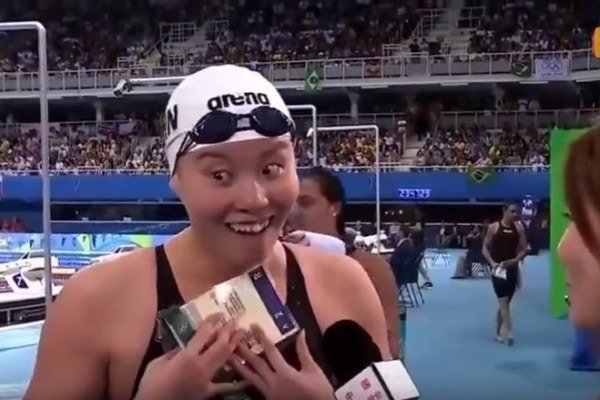 傅园慧在2016年里约奥运凭一句“洪荒之力”而走红，因她的表情丰富也被封为“人肉表情包”。（网上图片）
