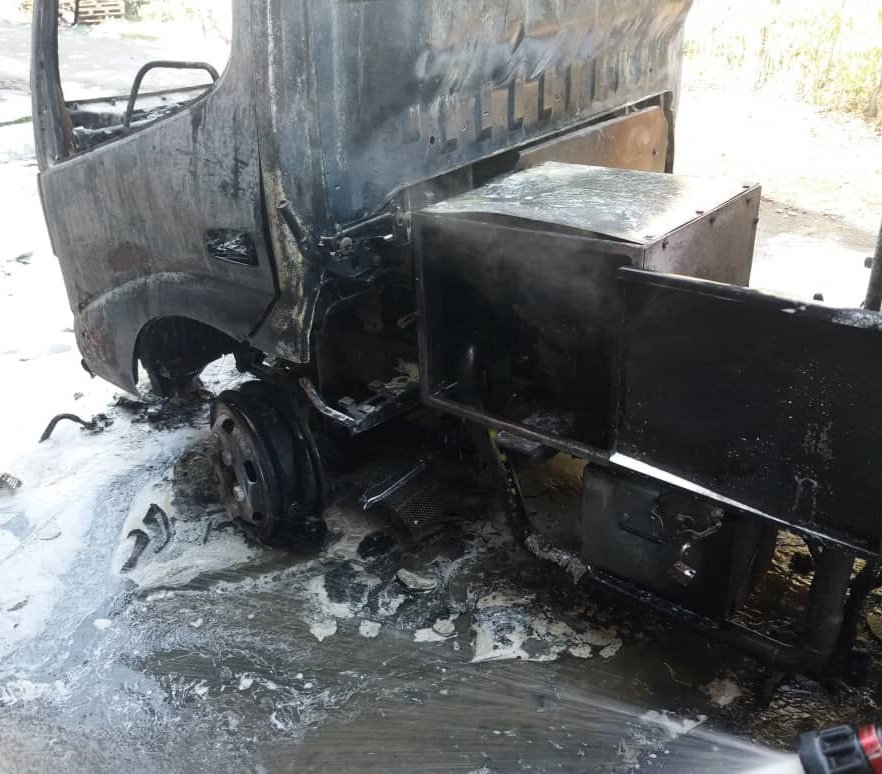 载送柴油的罗里被大火烧毁。