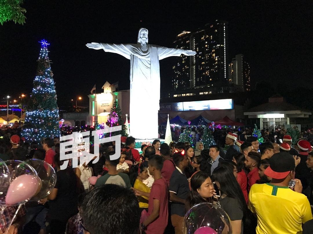 不少民众聚集在耶稣雕像处，倒数圣诞节的来临。