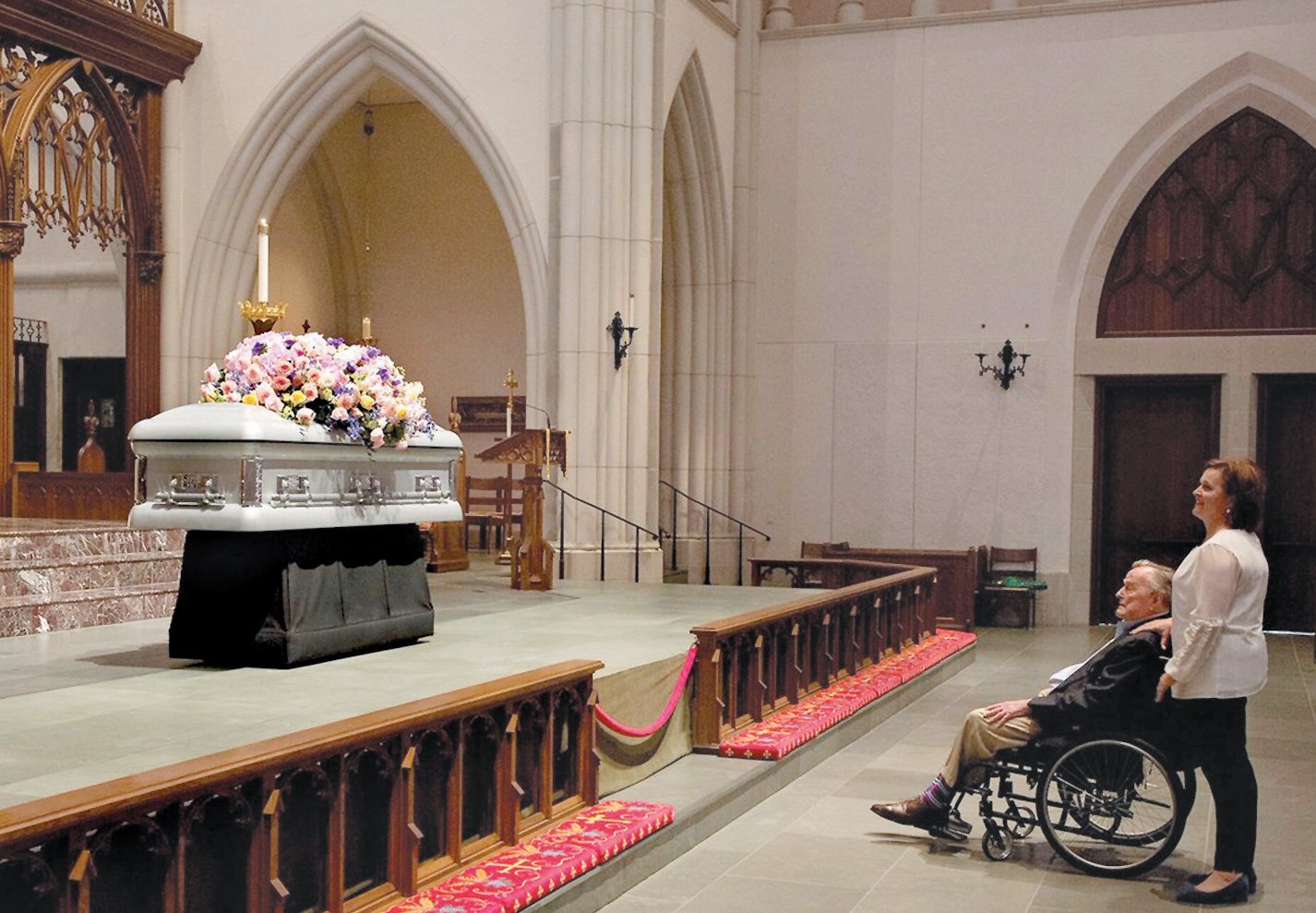 芭芭拉4月去世，坐在轮椅上的老布什望著台上的灵柩，他的女儿陪同在侧。老布什对爱妻的深情，让人动容。