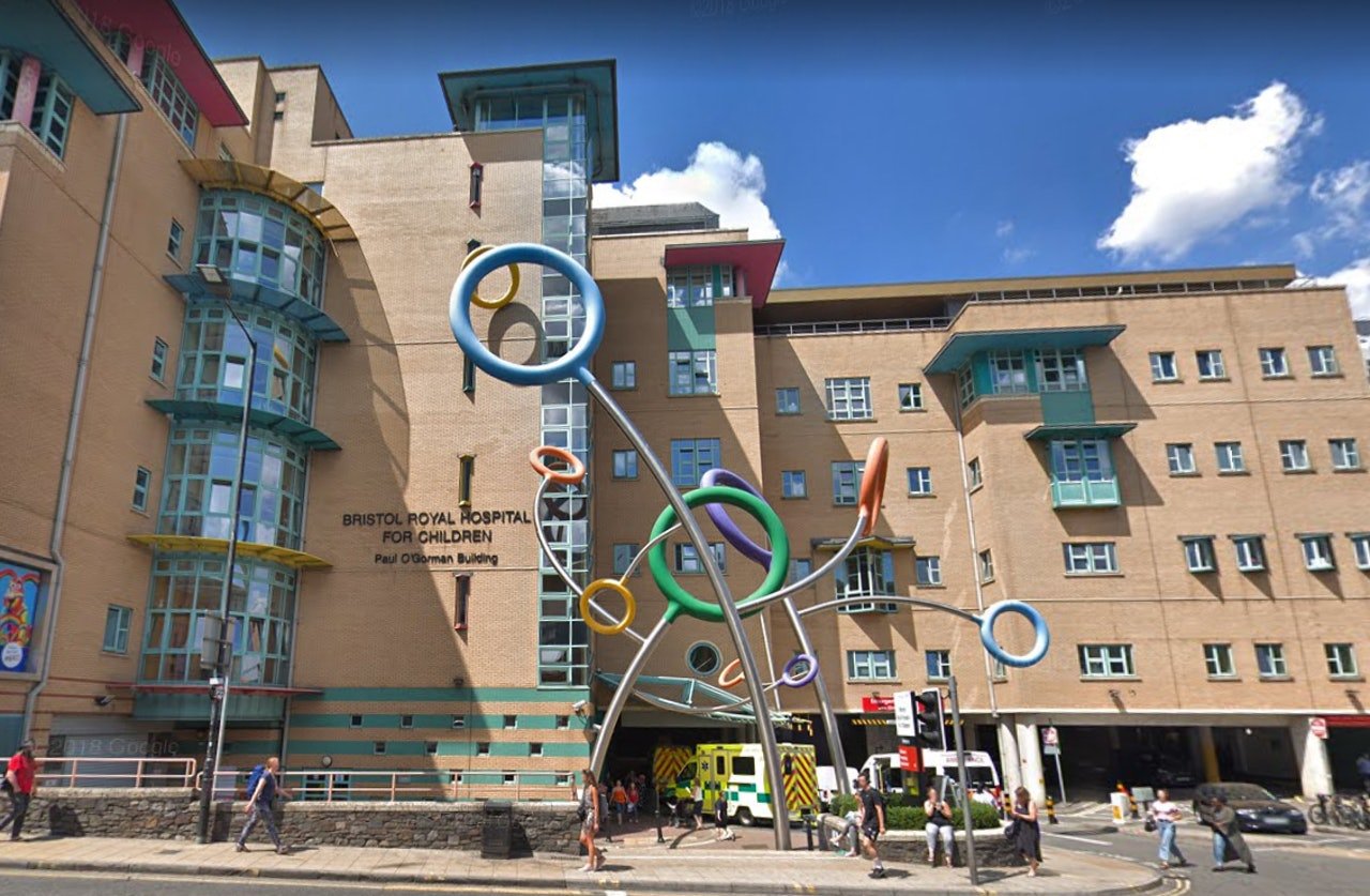 男童在布里斯托尔皇家儿童医院（Bristol Royal Hospital for Children）接受手术，最终因一个医疗失误，永久丧失生育能力。（Google Map街景截图）
