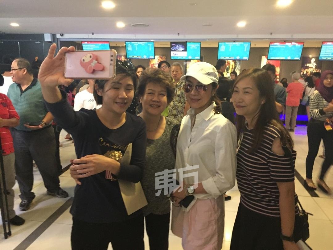杨紫琼的亲友们也现身支持《叶问外传：张天志》首映，并抓紧机会，与这位国际巨星自拍合照。
