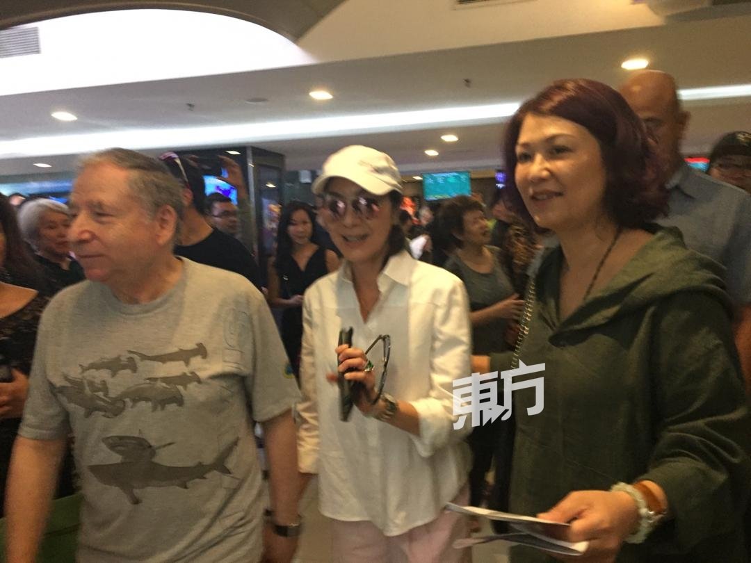 杨紫琼（中）联同未婚夫尚托德（左）一同步入戏院，准备观看新戏《叶问外传：张天志》。
