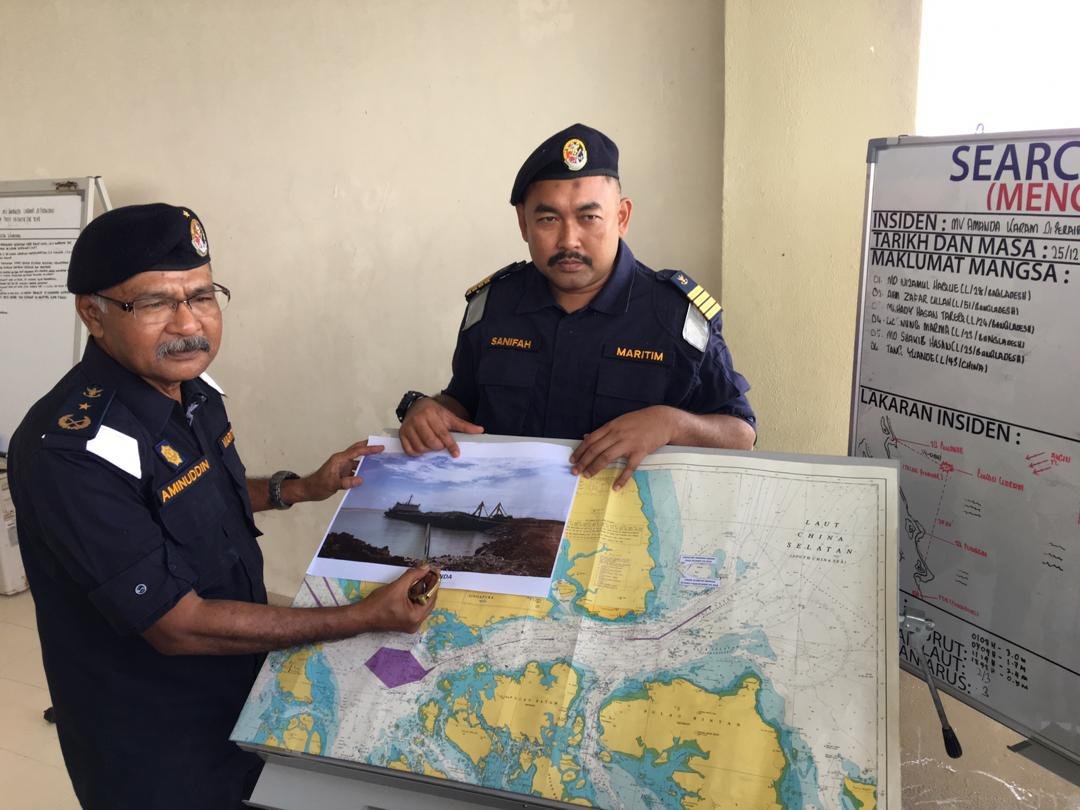阿米努丁（左）表示，海事执法机构联合其他单位，将继续在事故地点展开搜救工作。
