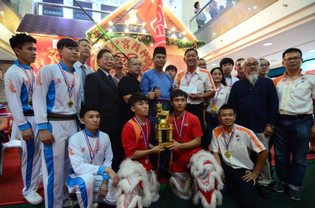 麻坡关圣宫龙狮团荣获冠军，与颁奖人刘忠源（第二排左4起）、哈菲兹及吕培业等合影。