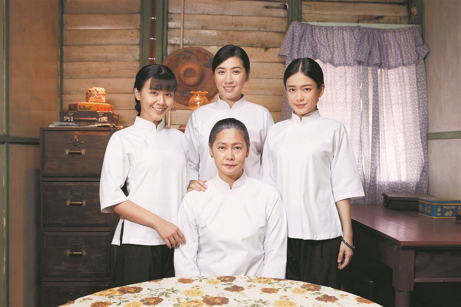 《妈姐》讲述4名妈姐在马来亚独立时期从中国到马来亚扎根的故事，演员之一的陈俐杏（后中）亲赴韩国领奖。