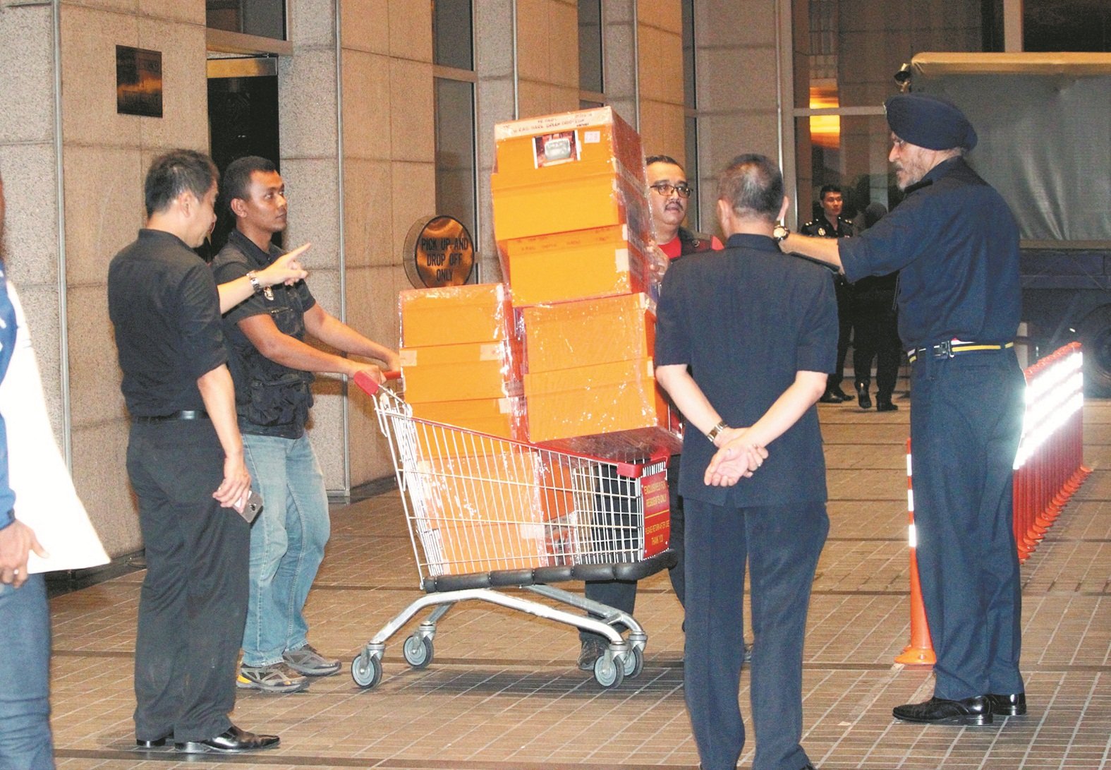 警方调查纳吉涉及一马公司案期间，搜出各类物件， 装箱带回警局调查。