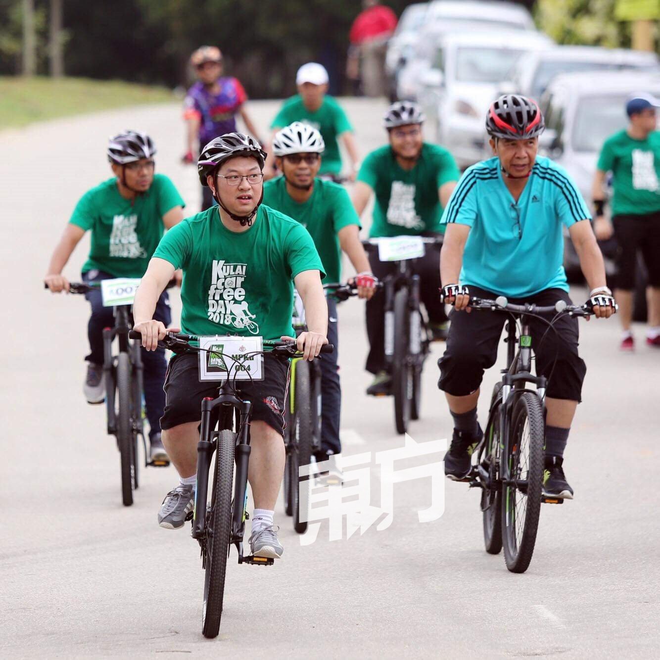 潘伟斯（前左）参与无车日骑脚踏车活动，完成17公里骑程。（摄影：刘维杰）