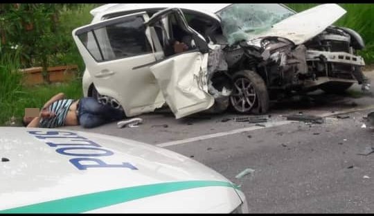 疑为嫌犯的车辆在追撞过程中车头严重损毁，嫌犯也因此受伤。