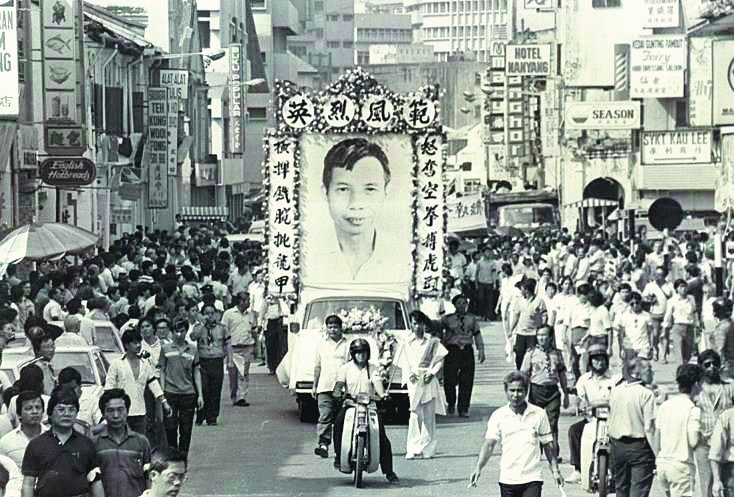 1985年12月21日林连玉出殡情景，林连玉纪念馆仍在追寻当年车头照之下落。