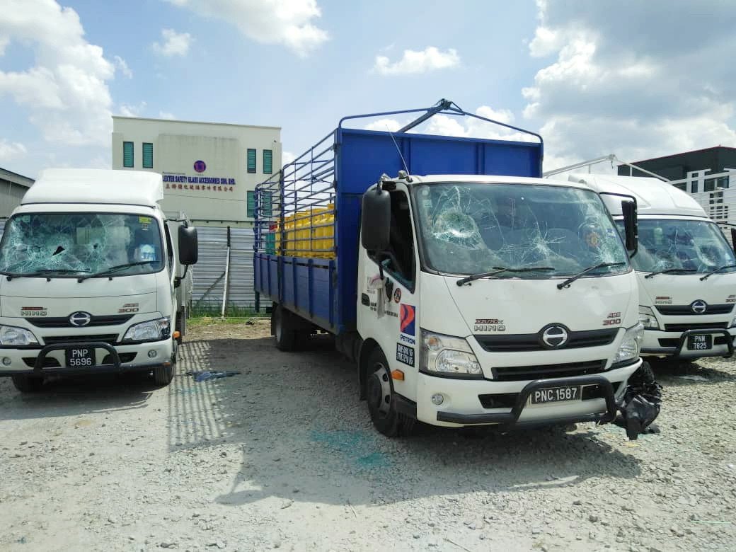公司8辆罗里与1辆货卡车被砸破车大镜。