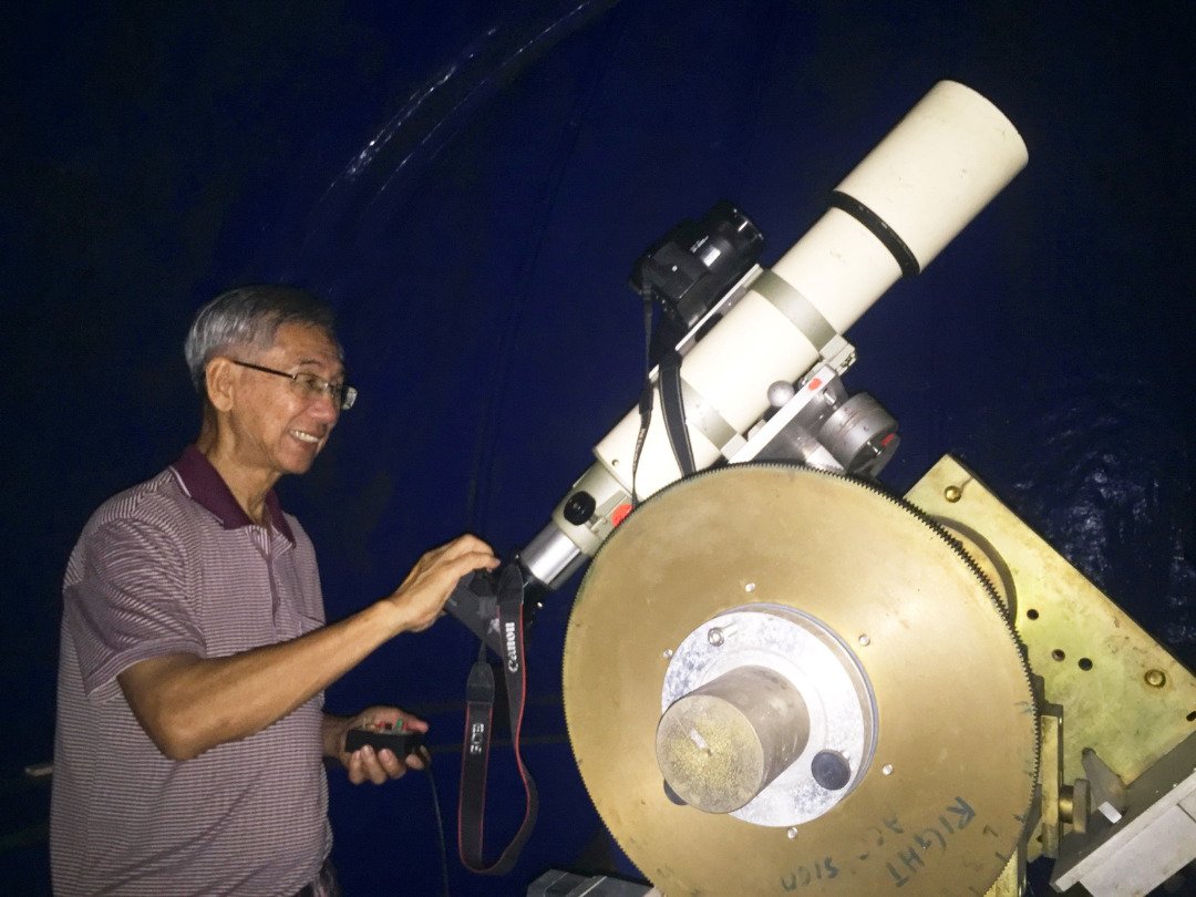 张升荣在其大山脚长弓天文台，用天文远程摄影器材拍摄天文奇景。