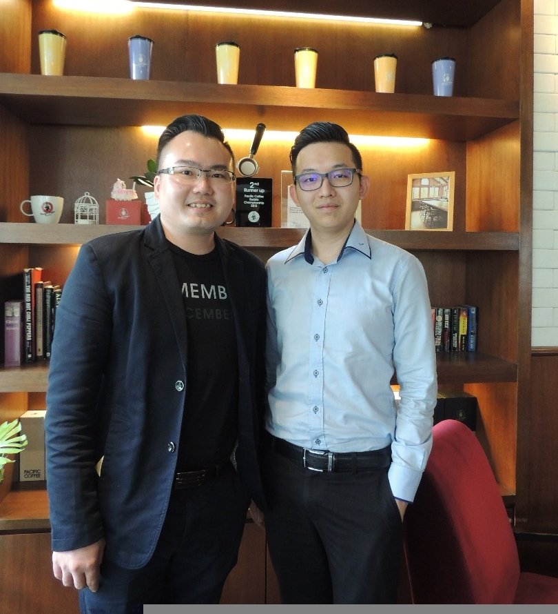 庄斯敏(左)与颜伟骏，4年前为中国企业做IT外包服务时，发现微信平台的功能性，从而耗时3年做研发工作，如今总算小有成就，是大马少数的全套微信官方应用程序开发商。