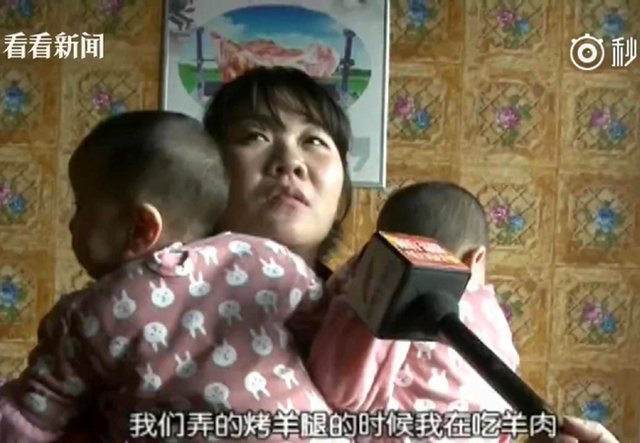 母亲事后抱著孩子们受访。