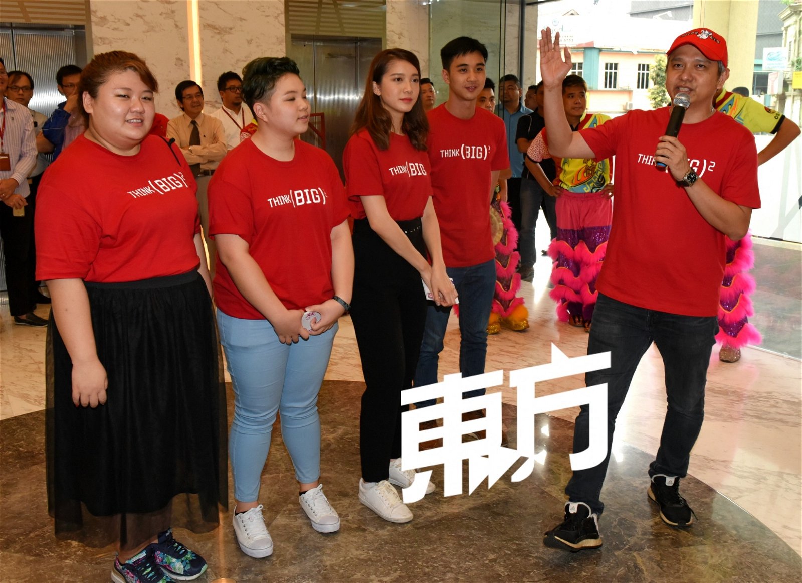 《大大哒》导演周青元（右起）及主要演员吕杨、林宣妤、刘锦绣及容璇雯，在现场逐一介绍自己在戏中的角色，呼吁大家进场支持。