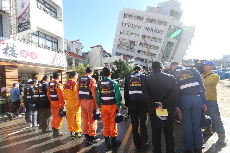 花莲周二深夜发生强震，造成云门翠堤大楼严重倾斜，赴台救灾的日本搜救队周六宣布撤离，搜救人员列队向罹难者致意。