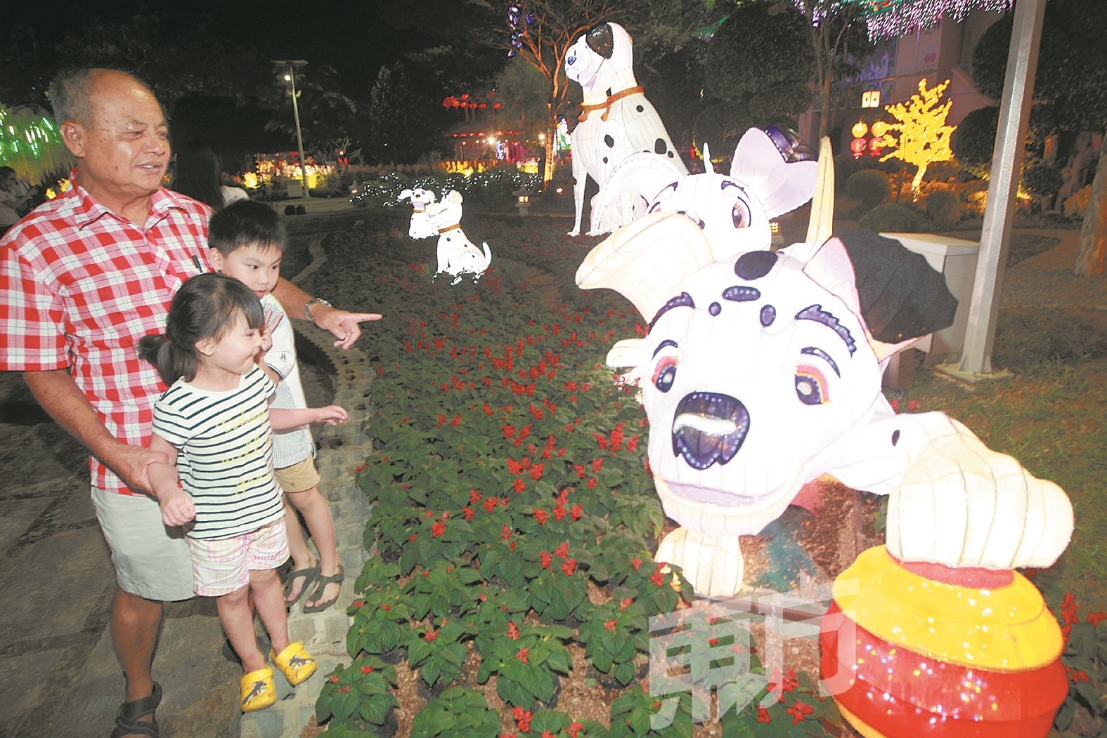仁嘉隆新村居民有机会预览东禅寺灯会，小孩们被栩栩如生的狗狗花灯给吸引目光，成为小孩们的新宠。