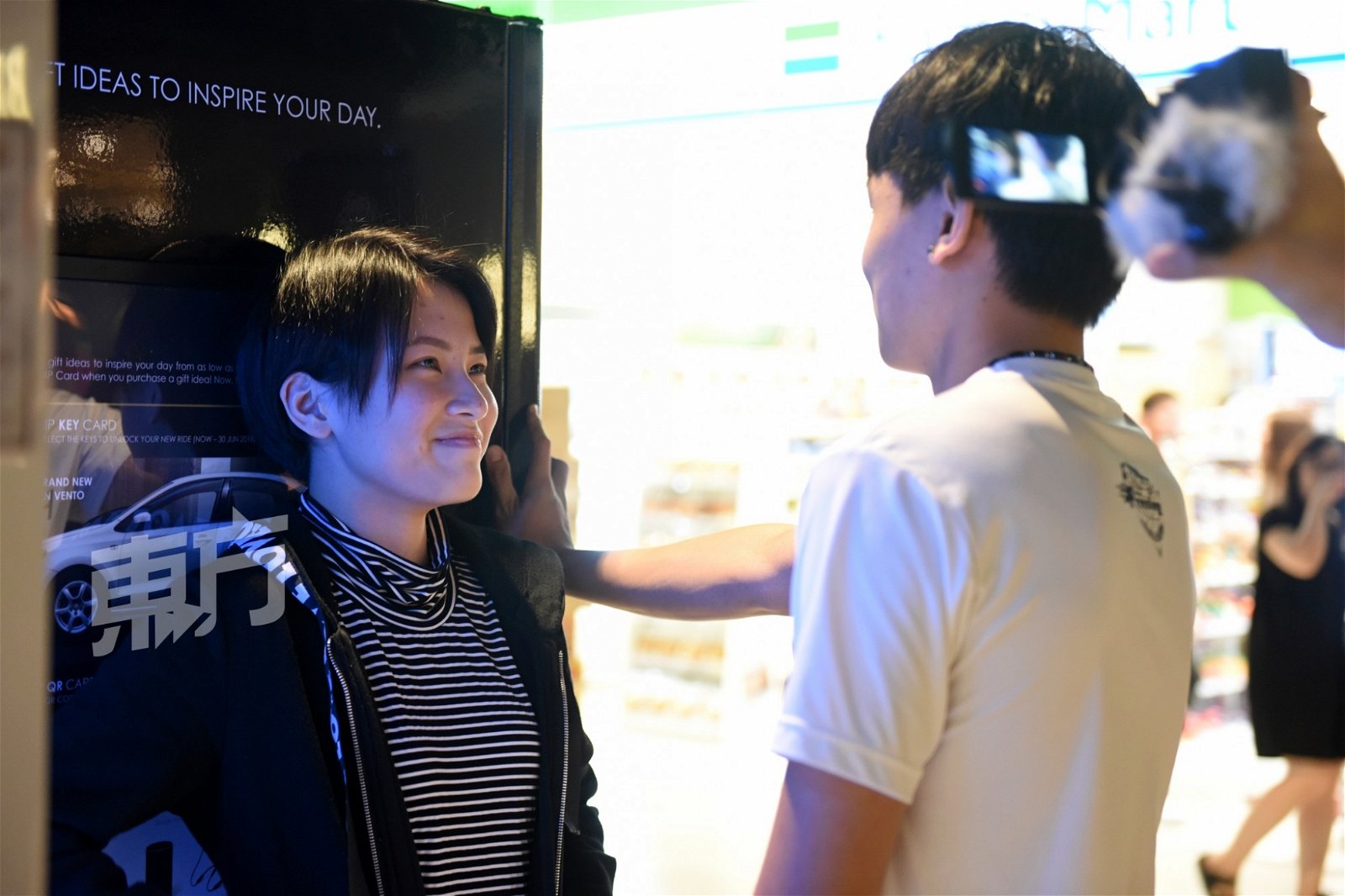 20岁的卓君倪和21岁林邝仰外形登对，两人皆有4次恋爱经历，后者曾使用谈谈（Tantan)交友软体结识新朋友。