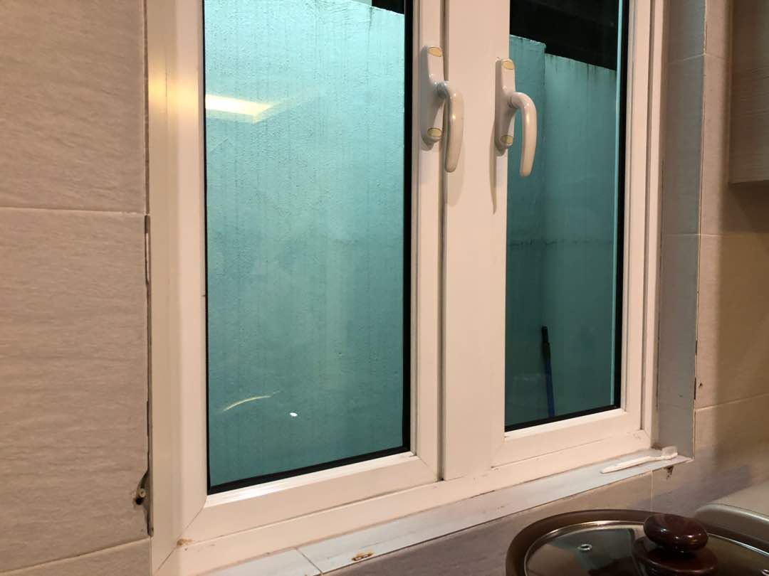 窃贼相信是通过厨房的窗户潜入屋内乾案。