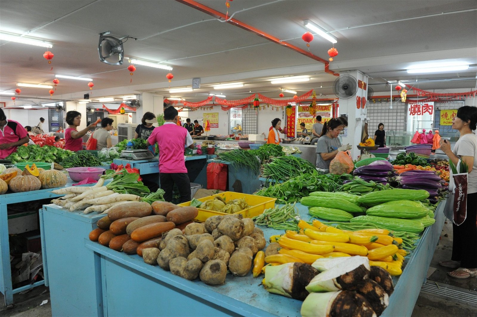 巴刹贩商如今有机会透过移动网购平台Pasar，将蔬果肉类等日常用品卖上网。